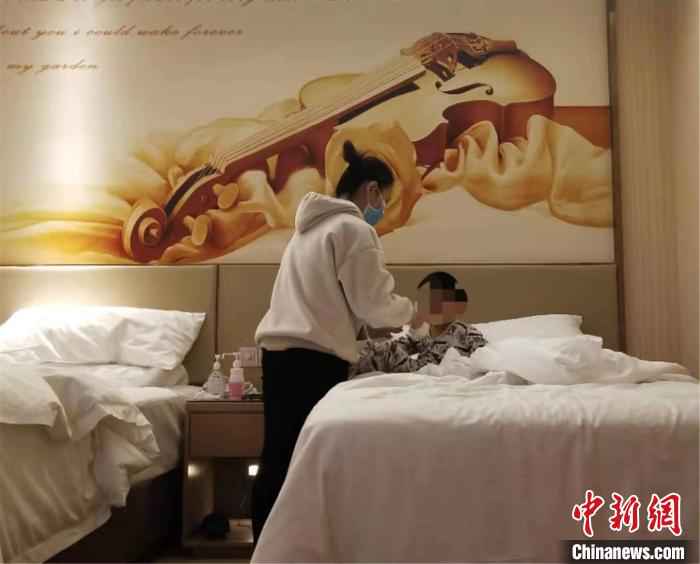 图为惠东县平山一名“90后”的未婚护士小伍自告奋勇为隔离4岁男童当起“临时妈妈” 惠东县委宣传部供图 摄  90后未婚护士为隔离4岁男童当起“临时妈妈”