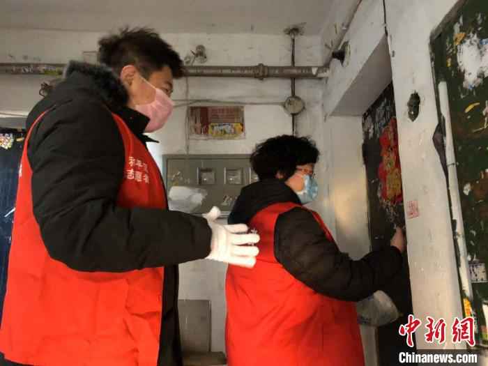 工作人员探访曹女士。 张志 摄  一位美籍华人在沈阳:人虽被隔离爱却充盈每个角落