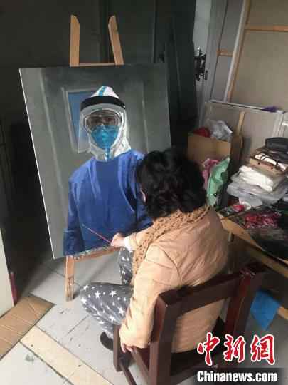 孙洪敏描绘最美“女孩”,受访者供图。 受访者供图 摄  讴歌疫情英雄 知名油画家孙洪敏画了一幅最美女孩