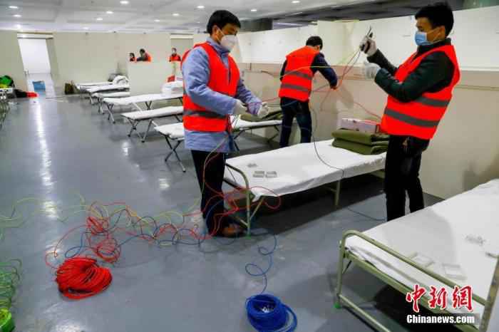 资料图:建设时的方舱医院。中新社记者 张畅 摄  武汉首批“方舱医院”基本建成 医护人员设备陆续抵达