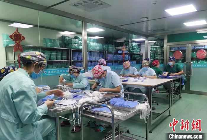 图为护士们聚在一起制作口罩。 医院供图 摄  内蒙古组建“缝纫机医队”自制“N95”口罩助力疫情防控
