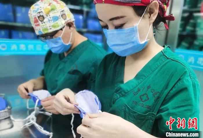图为口罩制作现场。 医院供图 摄  内蒙古组建“缝纫机医队”自制“N95”口罩助力疫情防控