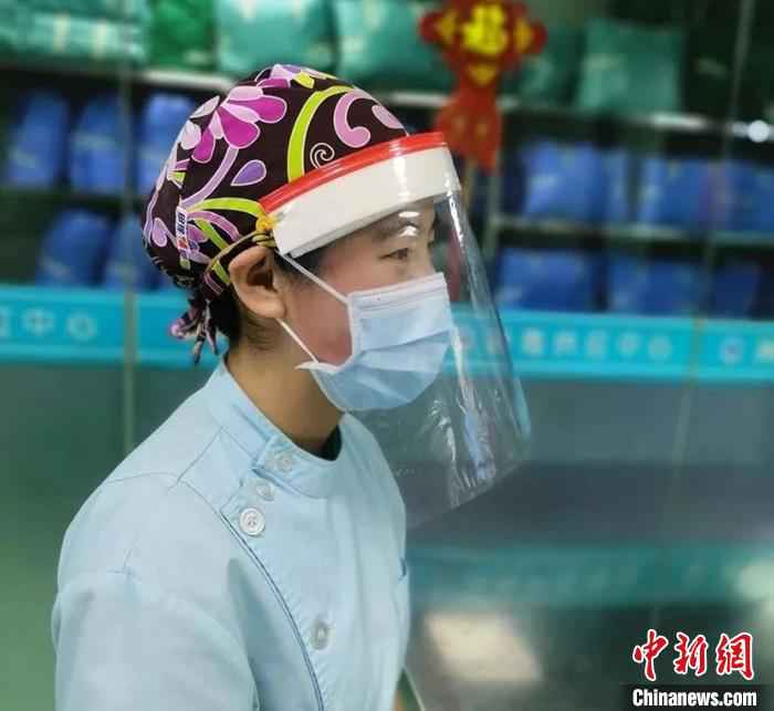 图为护士们自制的面屏。 医院供图 摄  内蒙古组建“缝纫机医队”自制“N95”口罩助力疫情防控