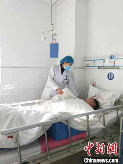 妻子雷静在工作中 受访单位提供 摄  湖北“警医”夫妻的土味情话:每天一袋护嗓药