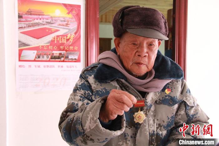 卢加丁平日里最爱穿的就是这身迷彩服 公安提供 摄  取空三张存折 89岁老兵为抗击疫情捐出万元现金