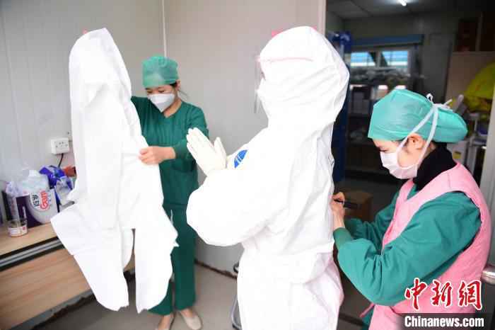 中山大学附属第七医院发热门诊的护士穿防护服上岗。 陈文 摄  深圳设首个防控疫情留观转院区