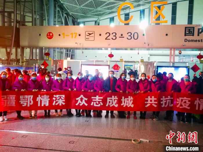新疆第二批援鄂医疗队队员出发前在乌鲁木齐国际机场合影。 王小军 摄  新疆第二批援鄂医疗队、新疆兵团紧急医学救援队驰援湖北