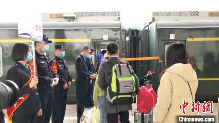 图为中国铁路兰州局集团公司工作人员在站台对进疆务工旅客进行引导,确保复工人员有序出行。 张涛 摄  中铁兰州局开行进疆复工专列20列 “点对点”运送2万人次