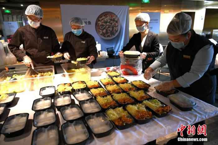 资料图:2月16日,福州醉得意餐饮的员工在门店忙碌,准备外卖团餐。随着福州企事业单位陆续复工,醉得意餐饮调整了门店的经营策略、人员班组等,把堂食“改成”外卖,向企事业单位提供外卖团餐,方便周边白领节后复工用餐。 中新社记者 王东明 摄  中国饭店协会:现金流成餐企最大问题,但未来可期