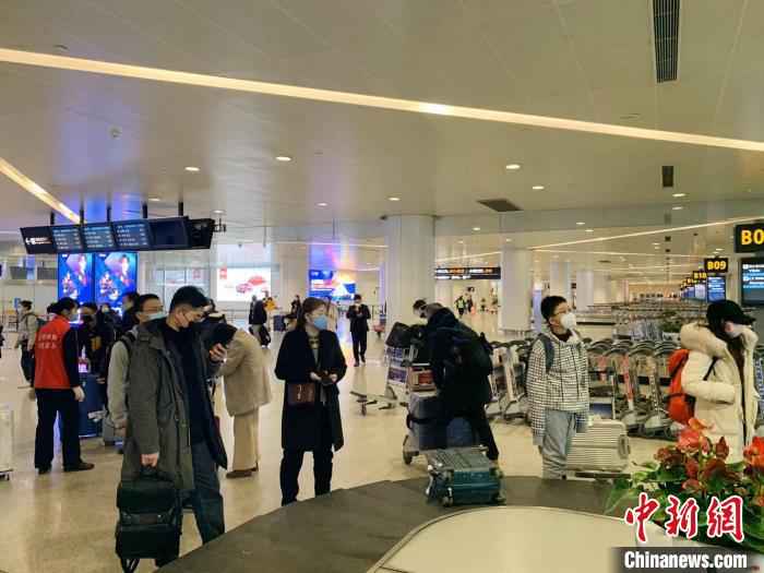 资料图:抵达杭州萧山国际机场的旅客。(图文无关) 张斌 摄  浙江:所有入境人员均需集中隔离14天 费用自理