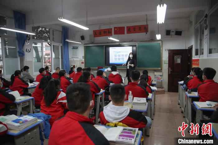 贵州初三高三的学生在16日迎来“开学第一课” 瞿宏伦 摄  贵州28天零新增 初三高三迎来“开学第一课”