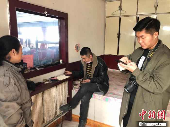 图为政府工作人员帮助贾广德夫妇统计销售数量。 朱丽杰 摄  内蒙古开鲁全城爱心接力“带货” 4天卖出7万斤滞销红薯