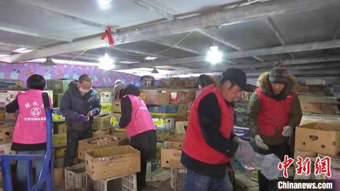 图为志愿者帮忙挑选、过称、打包红薯。 李潇 摄  内蒙古开鲁全城爱心接力“带货” 4天卖出7万斤滞销红薯