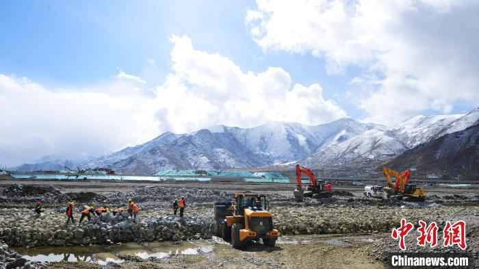 图为3月16日,多辆装载机正有条不紊地进行防冲槽抛石回填作业。 张伟 摄  西藏拉萨河综合整治工程总体进度未受影响