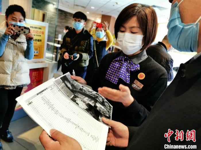 襄阳市市场监督管理局执法人员检查麦当劳餐厅复工准备情况 胡传林 摄  襄阳战“疫”记:一碗牛肉面再现古城“烟火气”