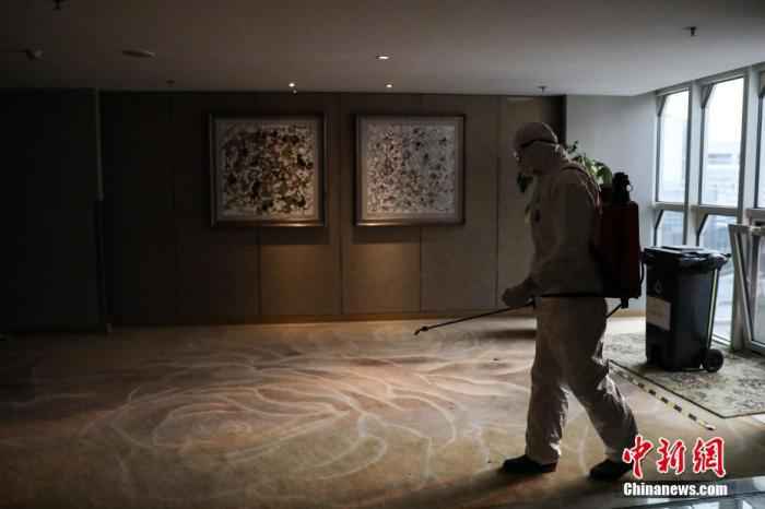 在北京市丰台区一个集中医学观察点,工作人员正进行公共区域消杀。 中新社记者 蒋启明 摄 探访北京集中观察点:放心“禁足” 暖心隔离