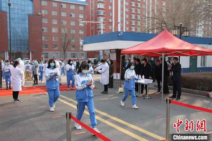 吉林二中学生正在进入校园 唐新智 摄  经历超长假期的高三学子:珍惜开学即冲刺的备考时光
